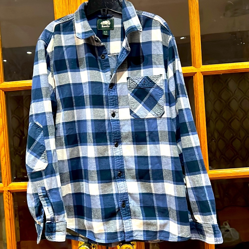 Roots Men casual shirt, size XL in great condition. Pit to pit: 60cm